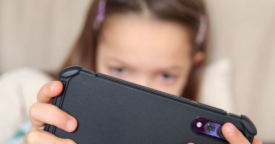 Viele Spiele auf dem Smartphone locken mit In-Game-Käufen, manchmal reichen ein paar Klicks. Gerade für Kinder kann das eine große Versuchung sein.