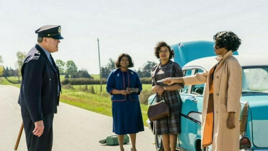 "Hidden Figures - Unerkannte Heldinnen": Mary Jackson (Janelle Monáe, r.) und ihrer Freundinnen geraten in eine Polizeikontrolle (cg/spot)
