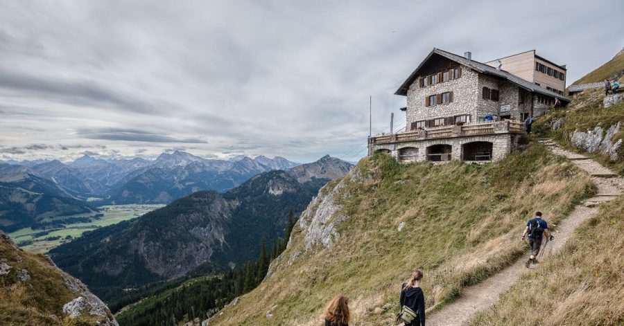 Wanderer auf dem Weg zur Bad Kissinger Hütte.