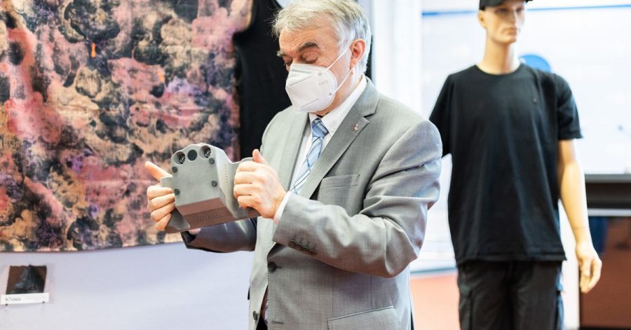NRW-Innenminister Herbert Reul testet die neue Infrarotkamera KTvisio der Polizei.