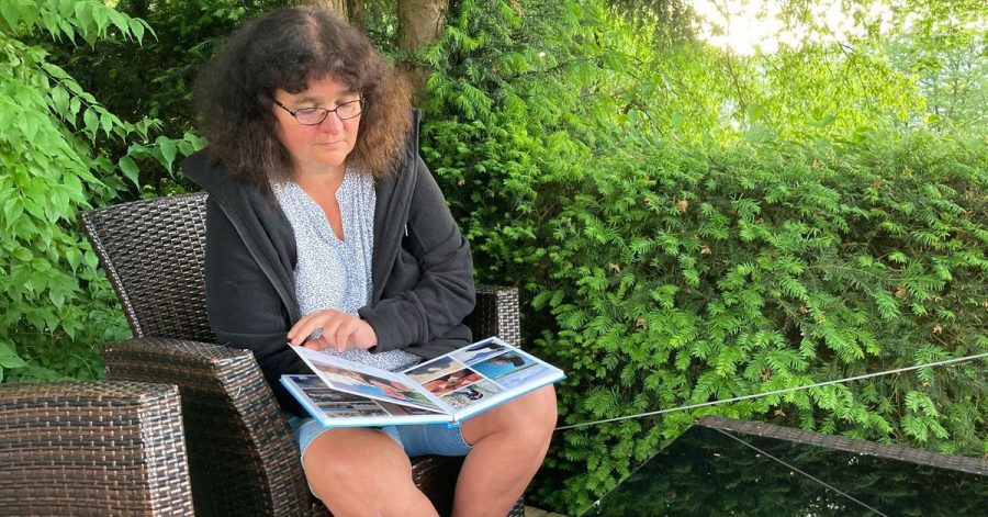 Petra Lieser sitzt mit Fotobüchern über ihre Tochter in ihrem Garten. Die Tochter Katja Lieser war am 1. Dezember 2020 bei einer Amokfahrt in Trier getötet worden (zu dpa ««Der Schmerz hört nicht auf»: Das Leben nach der Amokfahrt von Trier»)