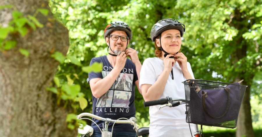 Für jeden Kopf den richtigen Deckel: Damit ein Fahrradhelm richtig schützt und nicht unbequem wird, muss er zur eigenen Kopfform passen und richtig justiert werden.