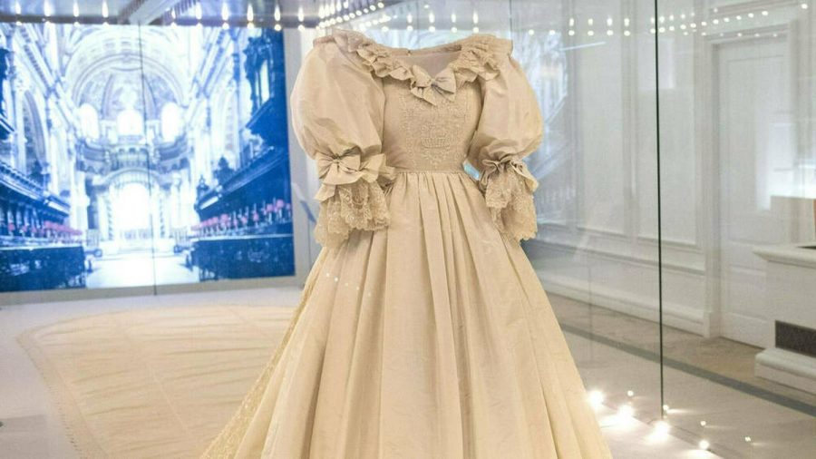 Das Hochzeitskleid von Prinzessin Diana ist im Kensington Palast ausgestellt. (ili/spot)