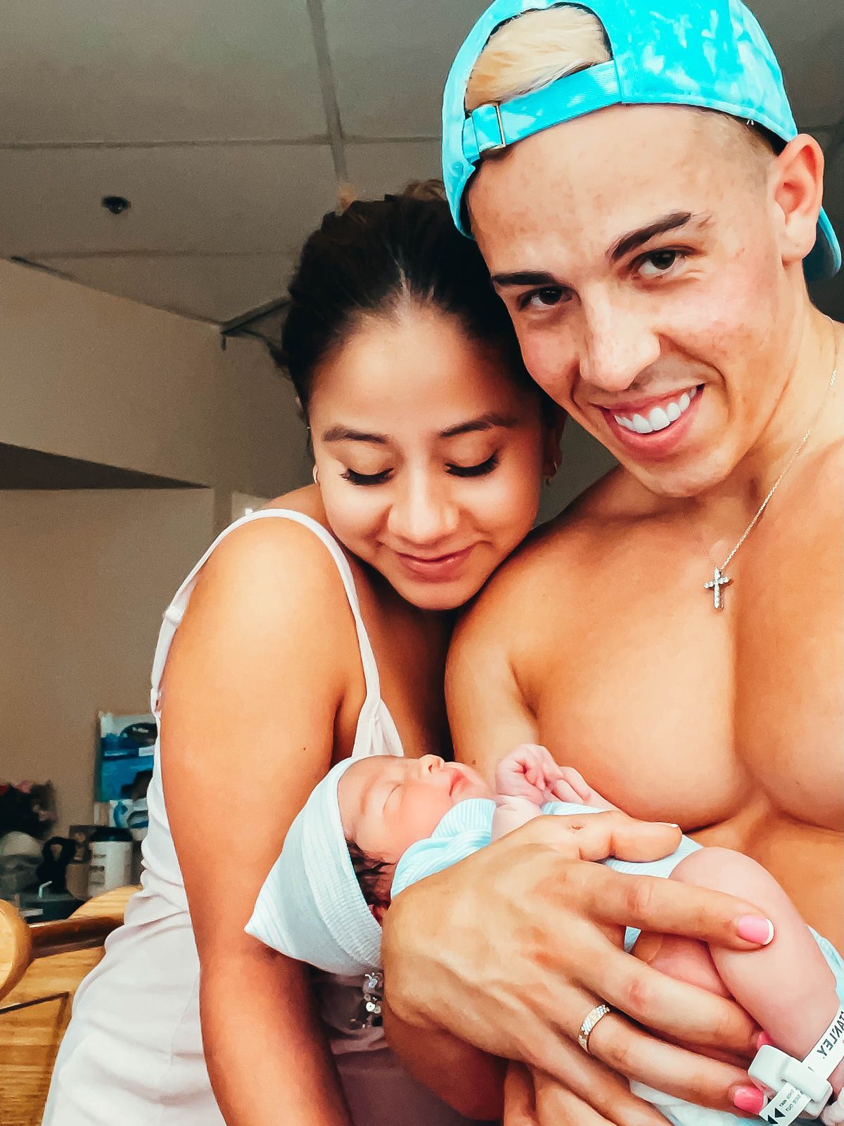 TikTok-Millionär Candy Ken megastolzer Papa: Die Baby-Bilder!