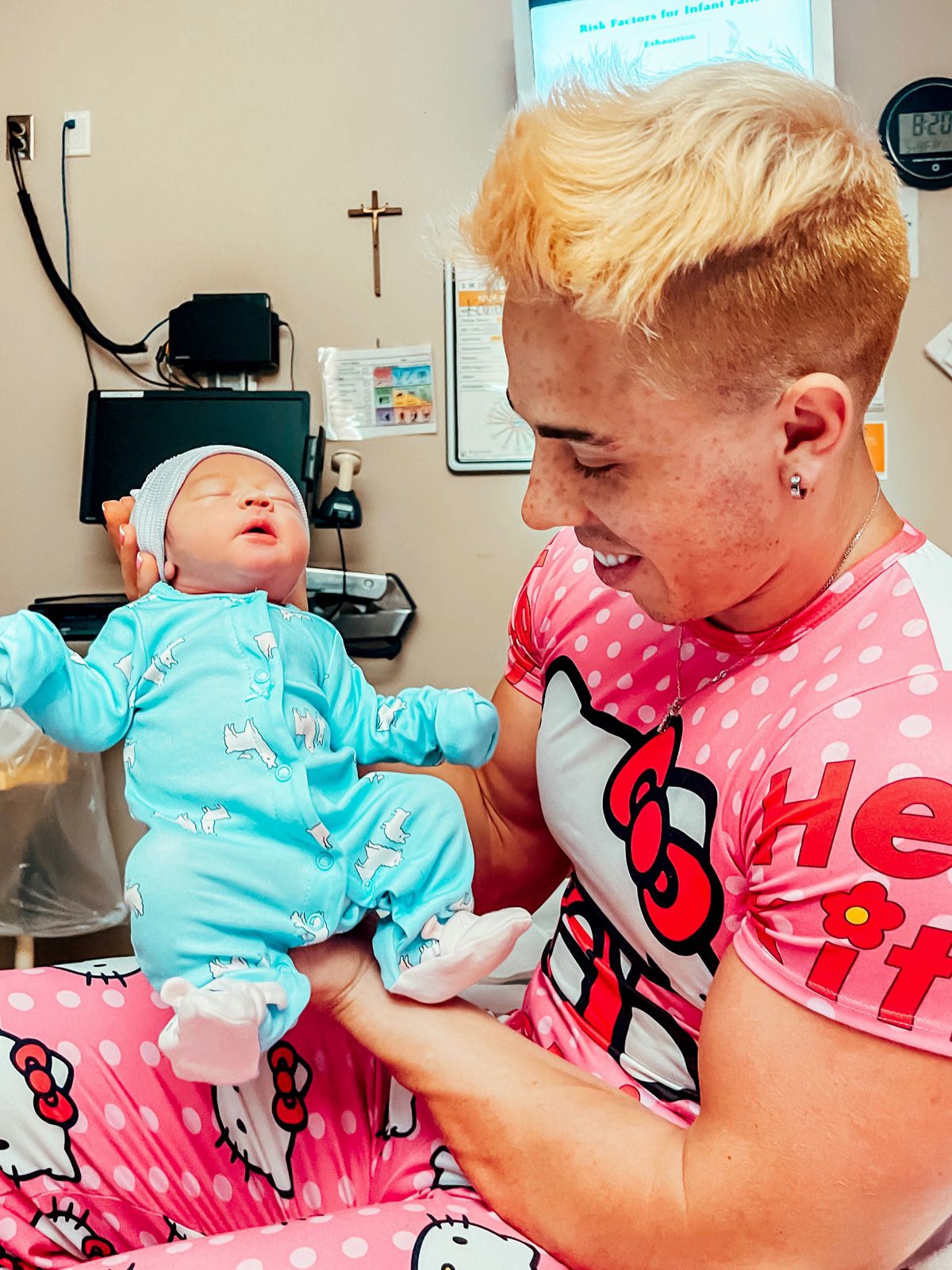 TikTok-Millionär Candy Ken megastolzer Papa: Die Baby-Bilder!