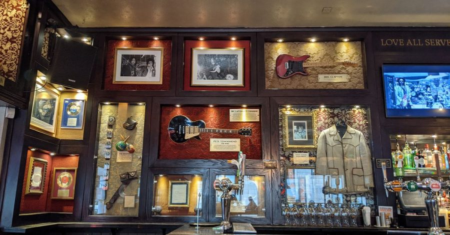 Die Gitarren von Eric Clapton (oben rechts) und Pete Townshend (M) waren die ersten im Hard Rock Cafe London.