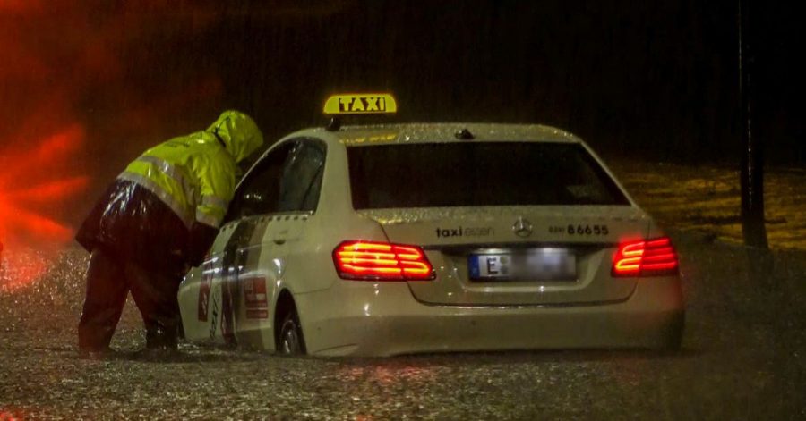 In Essen kam ein Taxi nach einem Starkregen-Guss und einer nachfolgenden Überschwemmung nicht mehr vom Fleck - die Feuerwehr versuchte zu helfen.