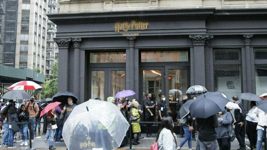 Viele Fans wollten am Donnerstag einen ersten Blick in den neuen "Harry Potter"-Laden werfen. (jom/spot)