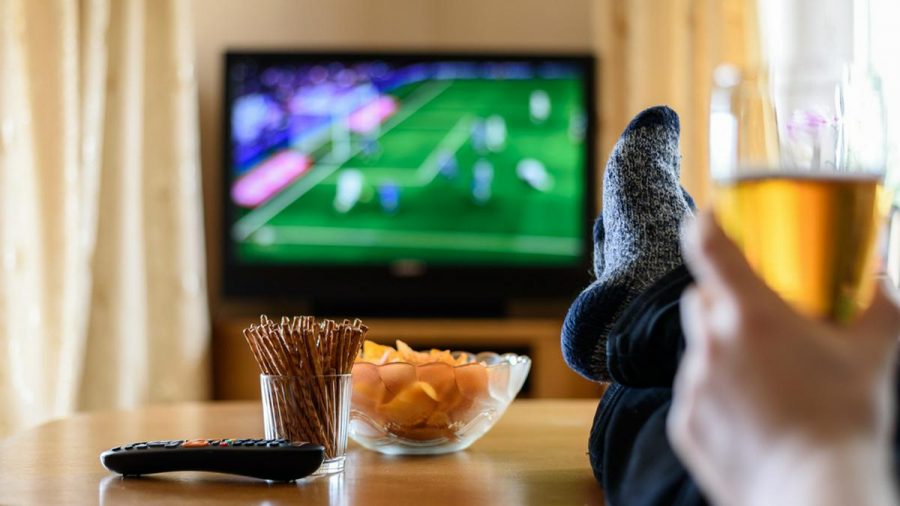 Einen ganzen Monat lang können Fans gemütlich von der Couch aus bei der Fußball-EM mitfiebern. (elm/spot)