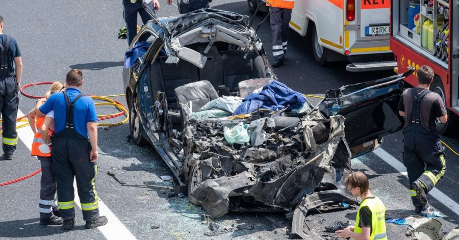 Rettungskräfte sind auf der Autobahn A3 nach einem Unfall mit mehreren Toten im Einsatz.