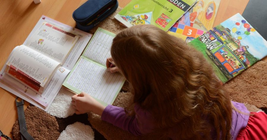 Eltern sollten mit ihrem Kind darüber sprechen, was es in der Schule erreichen möchte, und dafür konkrete Ziele formulieren.
