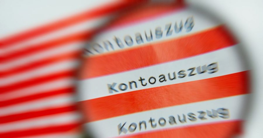 Die Abbuchungen auf dem Konto sollten regelmäßig überprüft werden. Werden Summen abgebucht, die Sie sich nicht erklären können?