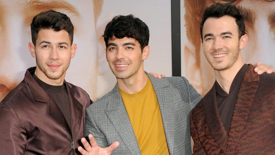 Die Jonas Brothers 2019 auf dem roten Teppich (v.l.): Kevin Jonas, Joe Jonas und Nick Jonas. (jru/spot)