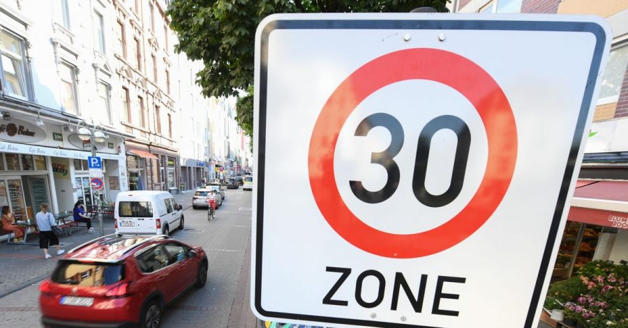 Ein Verkehrsschild im Frankfurter Stadtteil Bornheim weist auf eine Tempo 30-Zone hin.