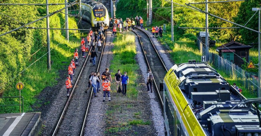 Rettungskräfte sichern die Unfallstelle in Oppenweiler.
