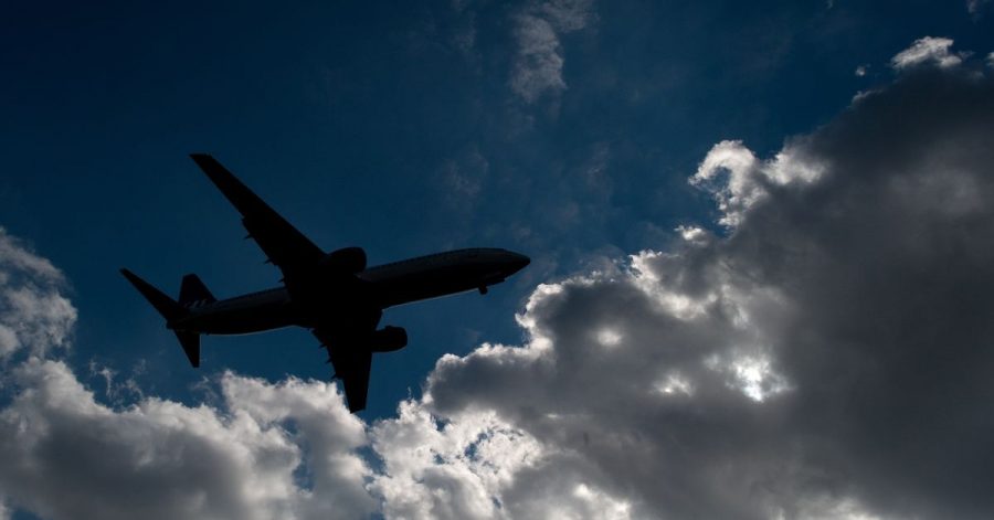 Im Flugzeug zu essen, kann wegen des Ruckelns manchmal heikel sein - besonders, wenn heiße Suppe serviert wird.