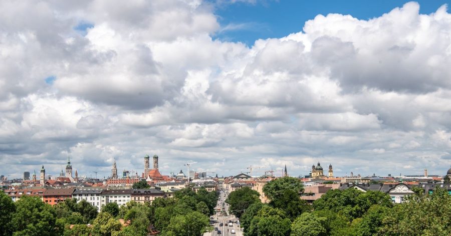 Wolken und ein kleines Stück blauer Himmel über München.
