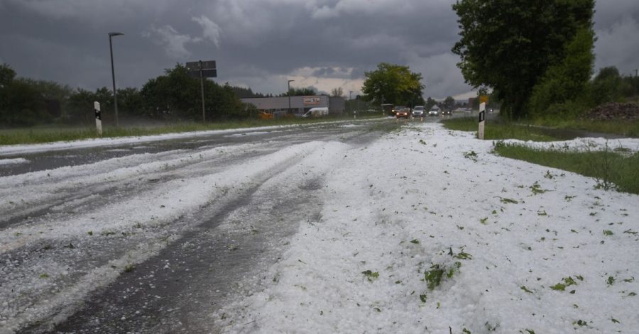 Winterliche Szenerie im Juni: In Baden-Württemberg gingen in der Nacht zu Donnerstag tennisballgroße Hagelkörner nieder.