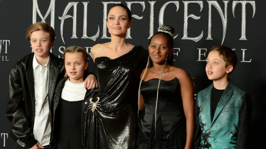Angelina Jolie mit vier ihrer sechs Kinder bei einem gemeinsamen Auftritt. (hub/spot)