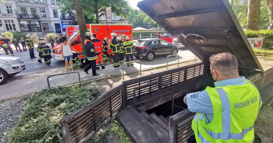 Eine U-Bahn der Linie U1 ist in Hamburg-Rotherbaum gegen ein Hindernis im Tunnel gefahren. Bei der Vollbremsung seien drei Menschen leicht verletzt worden, sagte ein Feuerwehrsprecher.