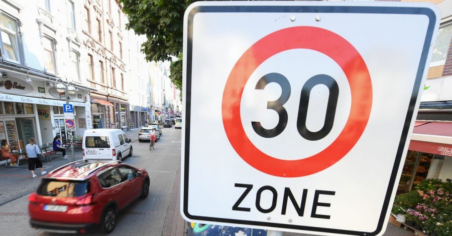 Ein generelles Tempo 30 in der Stadt lehnen die meisten Menschen in Deutschland laut einer Umfrage ab.