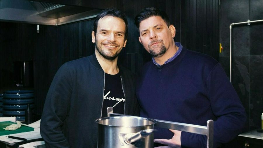 Steffen Henssler (l.) und Tim Mälzer duellieren sich bald bei VOX. (stk/spot)