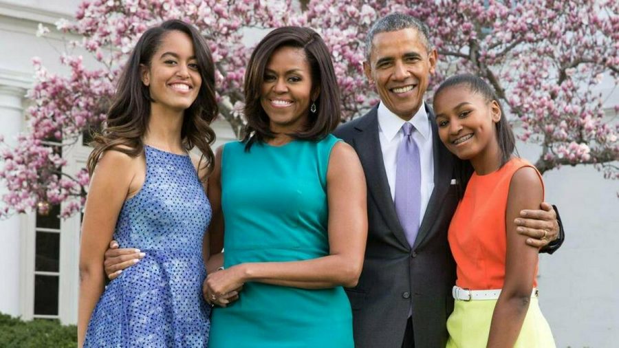 Michelle und Barack Obama mit ihren Töchtern im Garten des Weißen Hauses 2015. (nra/spot)
