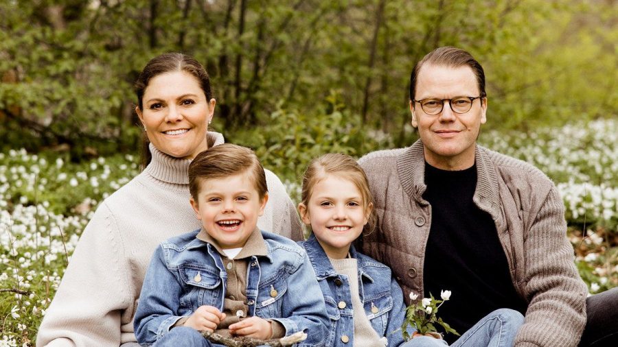 Kronprinzessin Victoria und Prinz Daniel von Schweden mit ihren Kindern Prinz Oscar und Prinzessin Estelle. (ncz/spot)