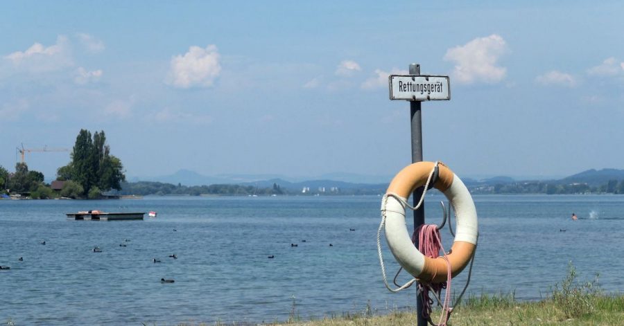 Ersthelfer sollten nicht überstürzt versuchen, Ertrinkende selbst zu retten. Gibt es in der Nähe vielleicht einen Rettungsring?