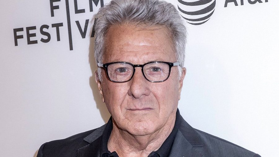 Hollywood-Legende Dustin Hoffman steht mit Sohn vor der Kamera