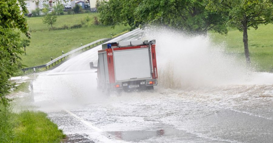 Heftige Regenfälle haben Straßen im Taunus überflutet.