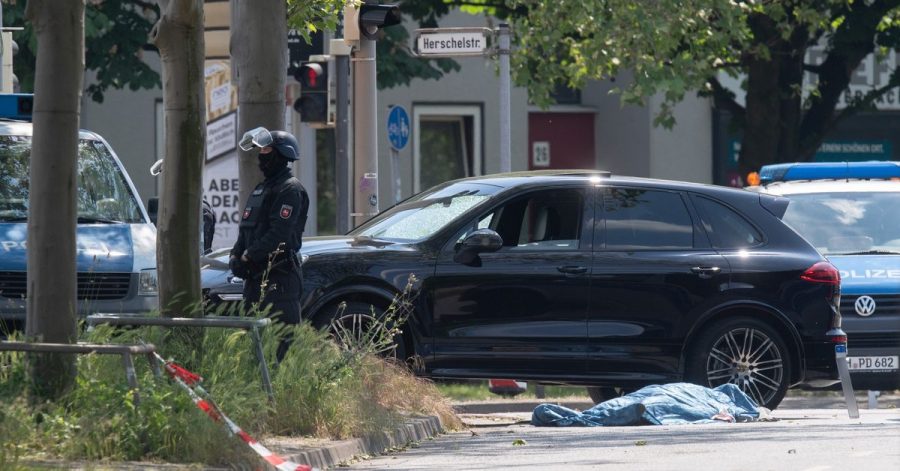 Polizisten sichern am 3. Juni den Tatort in Hannover.
