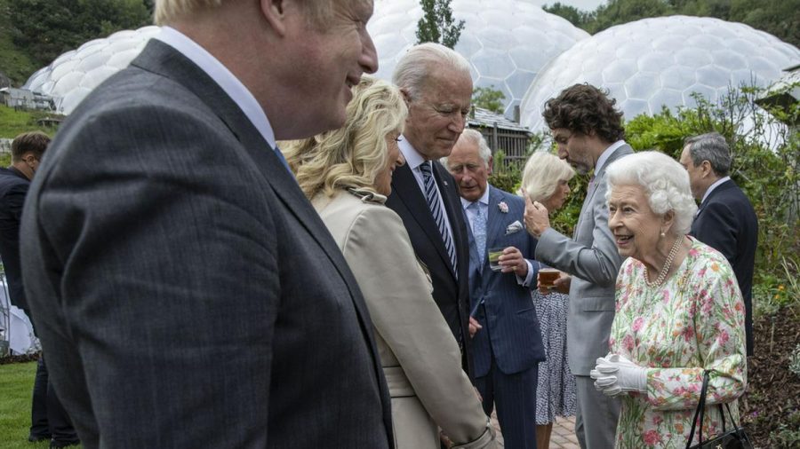 Die Queen im Gespräch mit Joe und Jill Biden (wue/spot)
