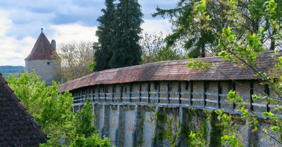 Die Stadtmauer Rothenburgs sieht aus wie im Mittelalter.