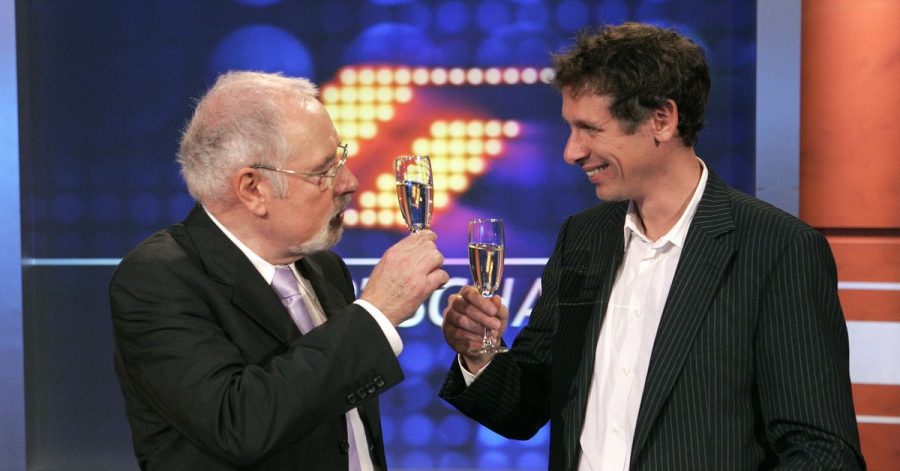 Heribert Faßbender (l.) und Steffen Simon prosten sich im September 2006 mit einem Glas Sekt zu. "Mister Sportschau" Heribert Faßbender wurde damals vom Westdeutschen Rundfunk (WDR) als Sportchef des Senders in den Ruhestand verabschiedet.