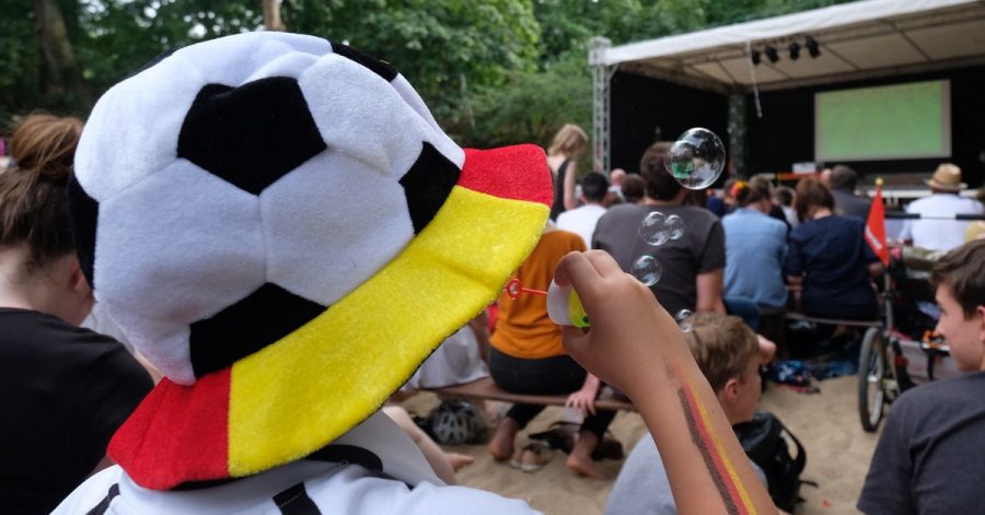 Es ist Europameisterschaft und nicht nur die Temperaturen steigen, auch die UV-Strahlung nimmt zu. Besonders die Spiele am Nachmittag sind für den Kreislauf gefährlich.