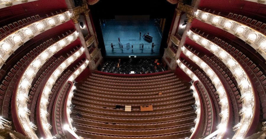 Die Bühne in der Bayerischen Staatsoper in München wird für die Opernfestspiele vorbereitet.