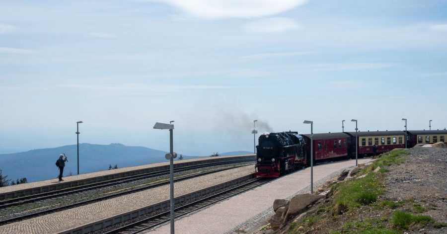 Nachdem die Harzer Schmalspurbahnen im Corona-Jahr 2020 deutliche Fahrgast- und Umsatzeinbußen hinnehmen musste, läuft der Betrieb nun langsam wieder an.