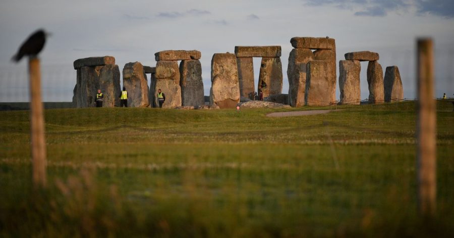 Sicherheitskräfte patrouillieren vor dem Bauwerk Stonehenge.