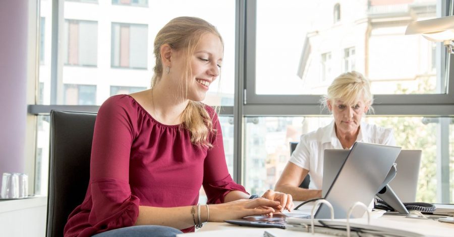 Traineeprogramme sind bei Berufseinsteigern beliebt. Interessierte sollten sich frühzeitig informieren.