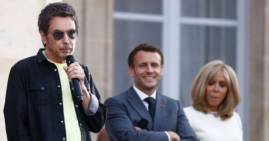 Jean-Michel Jarre (l) spricht vor Staatschef Emmanuel Macron und seiner Frau Brigitte.