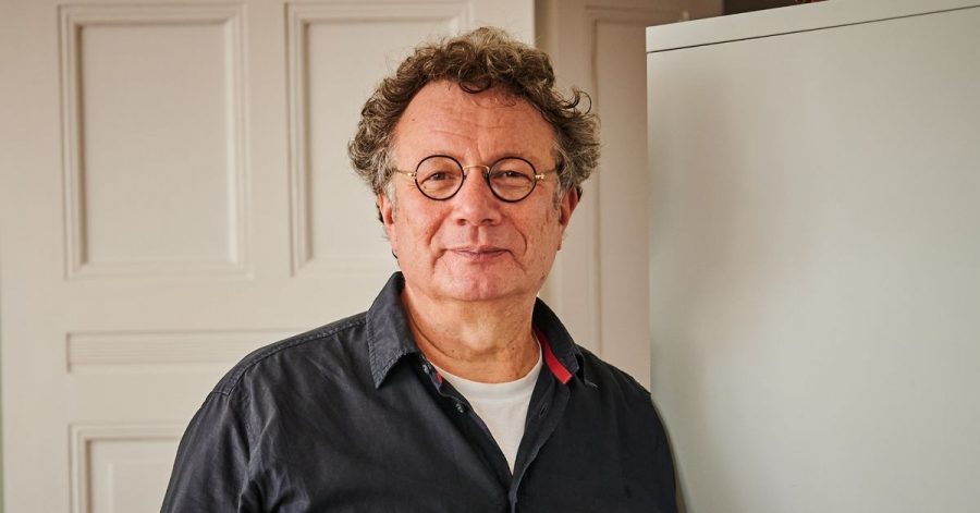 Der Schriftsteller Ingo Schulze kniet sich in seine Themen hinein, gerade wenn es um Kunst geht.