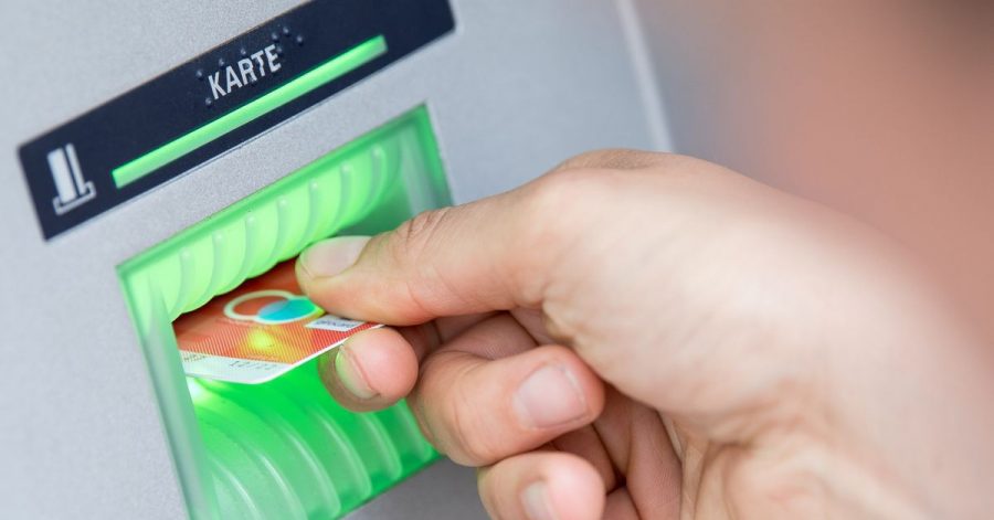Jeder Mensch in Deutschland hat ein Recht auf ein Basiskonto. Doch weil viele Banken hierfür die Gebühren erhöhen, kann es sich nicht jeder leisten.