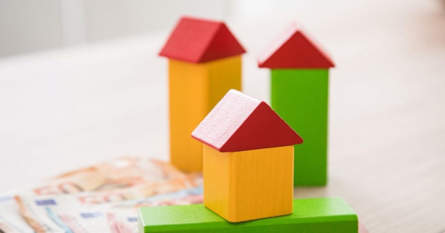 Beim Immobilienkauf fallen auch Steuern an. Wer ein unbebautes Grundstück kauft, zahlt mitunter auch für die Erschließungskosten. Ist das rechtens?