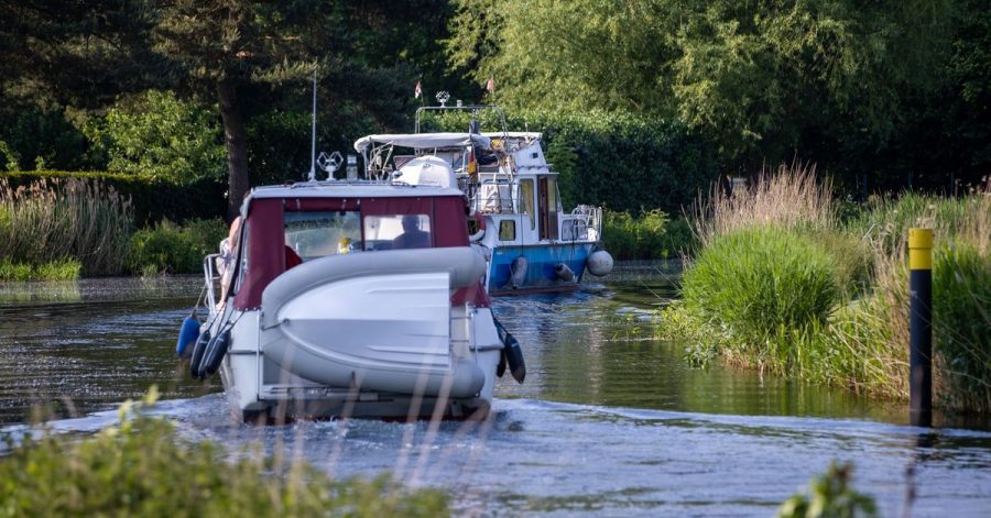 Motorboote sind auf dem Störkanal Richtung Schweriner See unterwegs. Freizeit auf dem Wasser in Deutschland liegt im Trend. Allerdings hinkt die Infrastruktur.