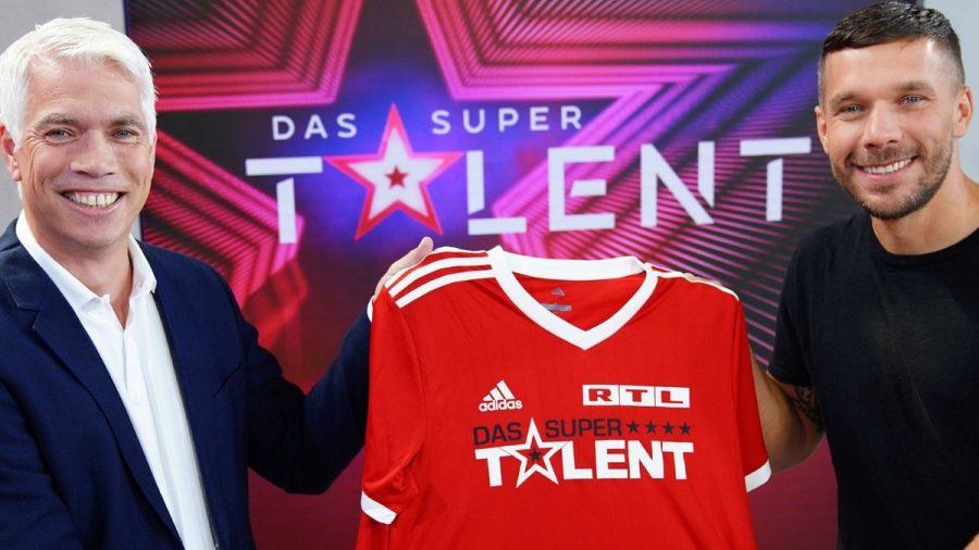 Henning Tewes, Geschäftsführer RTL Television & Co-Geschäftsleiter TVNow mit Fußball-Weltmeister Lukas Podolski (r.). (hub/spot)
