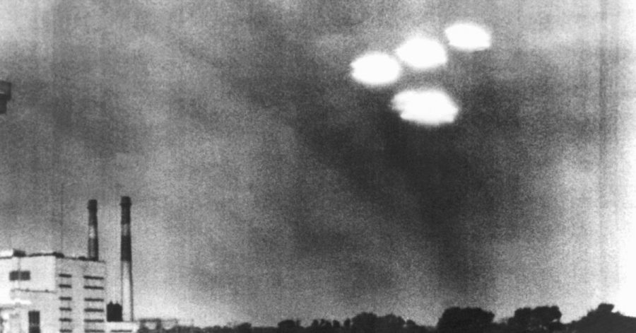 Vier in Formation fliegende «Objekte» über der Stadt Salem im US-Bundesstaat Massachusetts aufgenommen im Jahr 1952.