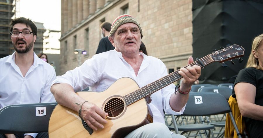 Protagonist Dieter Bachmann (M) spielt Gitarre auf der Museumsinsel vor der Vorführung des Films «Herr Bachmann und seine Klasse» beim Open Air Cinema im Rahmen der Berlinale.