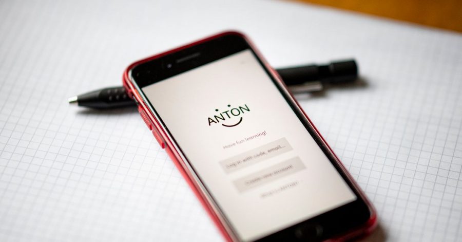 Seit den Schulschließungen verwenden viele Lehrer als Unterrichtsersatz auch Lern-Apps wie «Anton». Suchttherapeut Christian Groß sieht die dort implementierten Belohnungssysteme kritisch.
