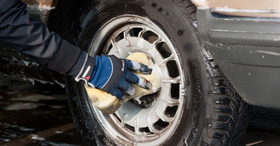 Detailarbeit: Für den wirksamen Felgenputz sind etwas Zeit und oft auch ein guter Reiniger nötig.